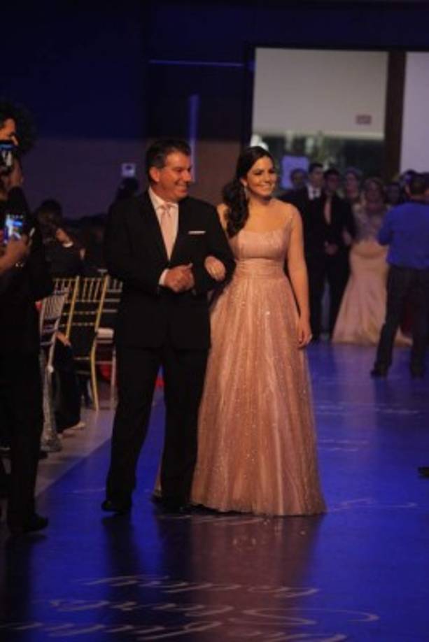 Mateo Yibrín muy feliz con su hija Victoria.