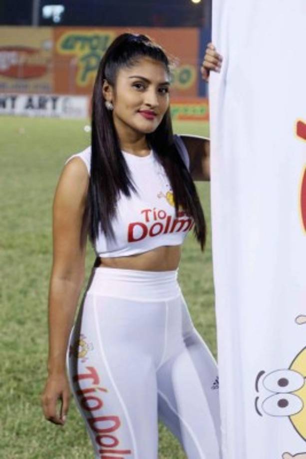 La cancha del Micheletti estuvo engalanada por bellas edecanes.