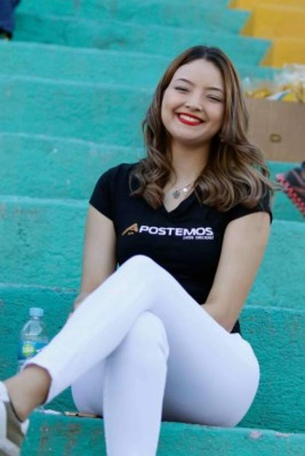 Otra bella modelo que acaparó miradas en las gradas del estadio Roberto Martínez Ávila de Siguatepeque.