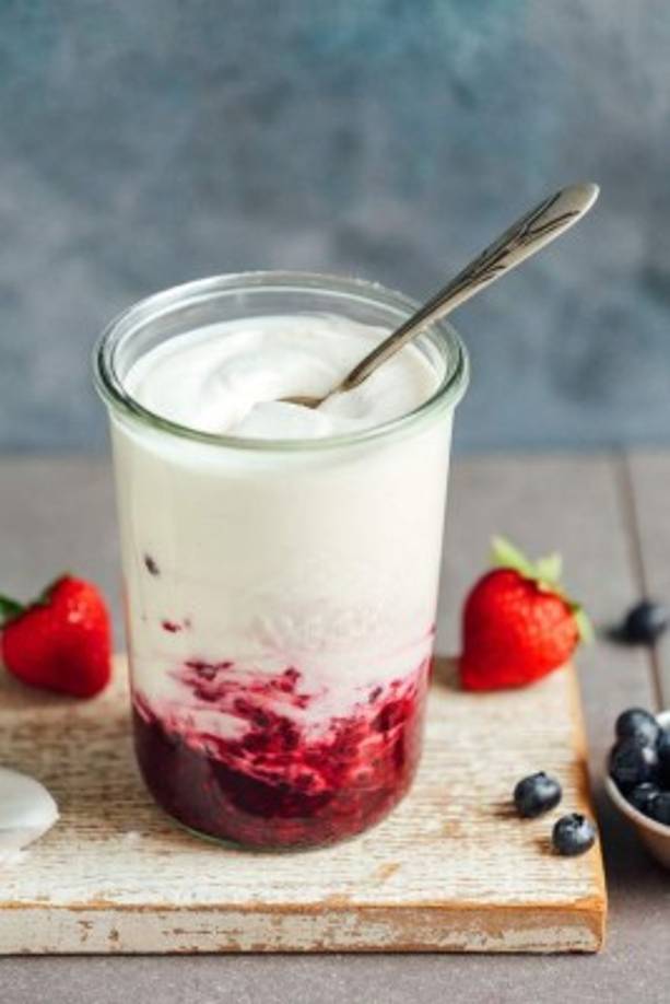 Yogurt: Los microorganismos del yogurt ayudan a digerir las toxinas de los alimentos y combaten el mal olor corporal.<br/>