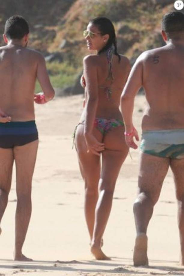 Así fue captada Bruna Marquezine en la playa. Una bomba sensual.