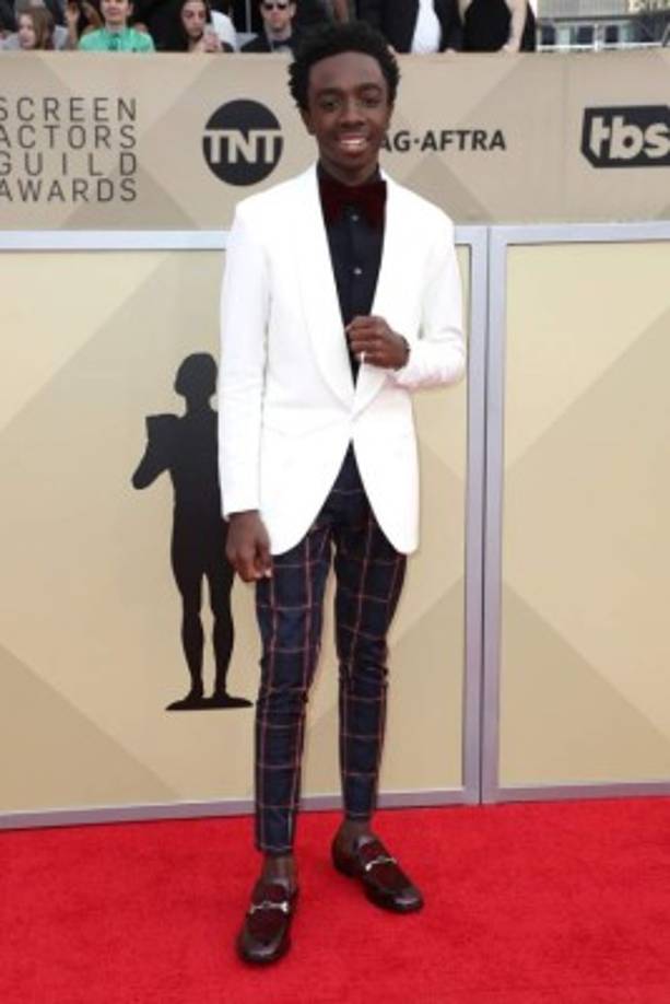 Caleb McLaughlin (Lucas Sinclair) lució audza con pantalones a cuadros y una chaqueta blanca, y la corbata de lazo de terciopelo color granado.