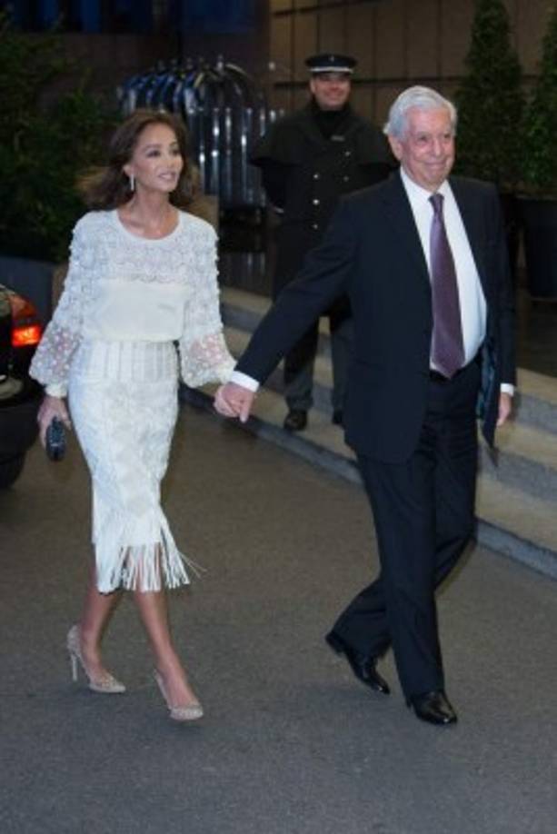 Isabel Preysler, “encierran ahora la palabra felicidad”. Le pidió que no se ruborizara ni se pusiera nerviosa: “Los amigos que están aquí nos van a guardar el secreto”.