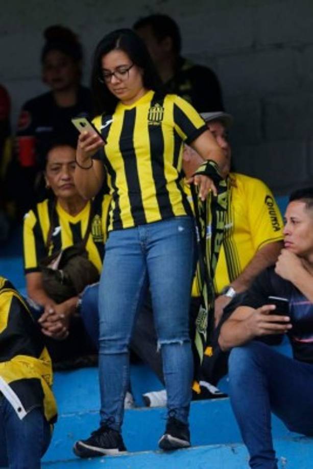 El color amarillo y negro predominó en el estadio Morazán.