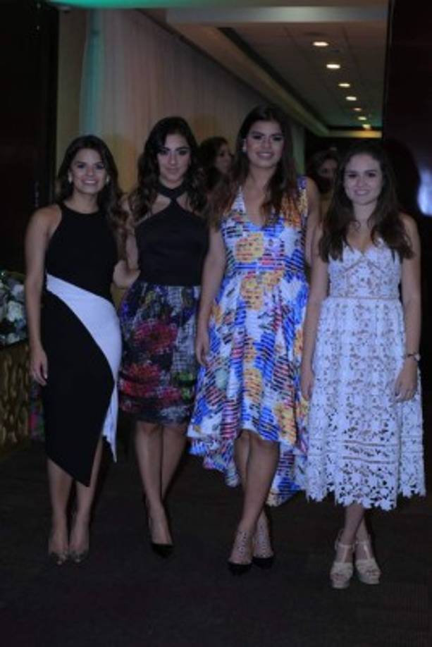 Stephanie, Nicolette y Ashley Ictech con Natalia Guillén .