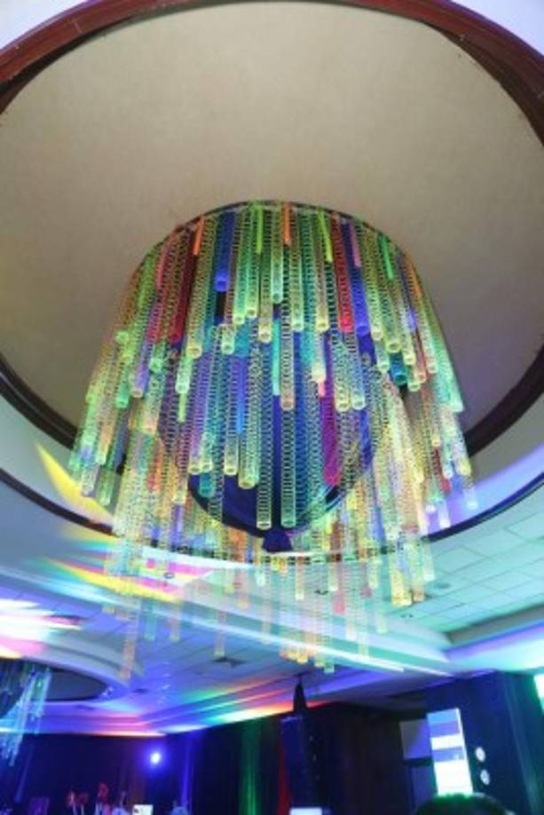 Resortes de tonos neón adornaron el techo.