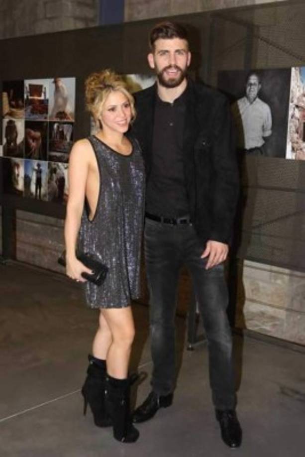 Shakira llevaba un favorecedor vestido corto en tono metalizado y con los laterales abiertos, un favorecedor recogido y botines negros .