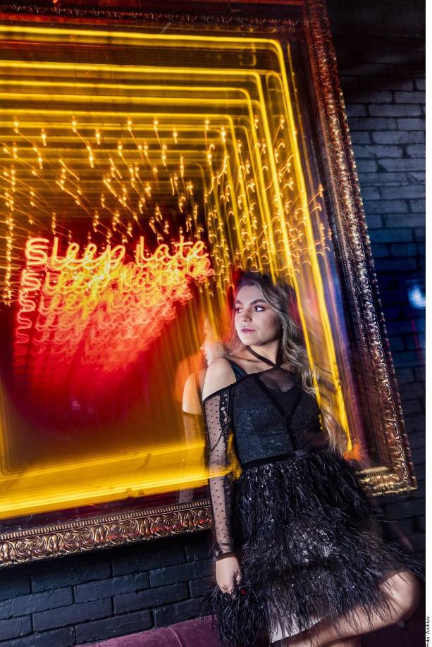 Luego de este incidente, Sofía se comunicó con su papá, el productor José Alberto “El Güero” Castro, para confesarle que quería volver a su país. “Obviamente la primera clase cuando se burló de mí, me subí al coche y le hablé a mi papá llorando y le dije ‘Me quiero regresar a mi país ya, ya no quiero estar aquí’”.