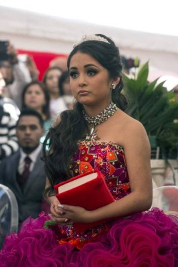 Rubí usó un vestido en fucsia con olanes y un top con aplicaciones en color rojo y plateado, cargó la Biblia y agradeció a Dios por su vida. <br/>