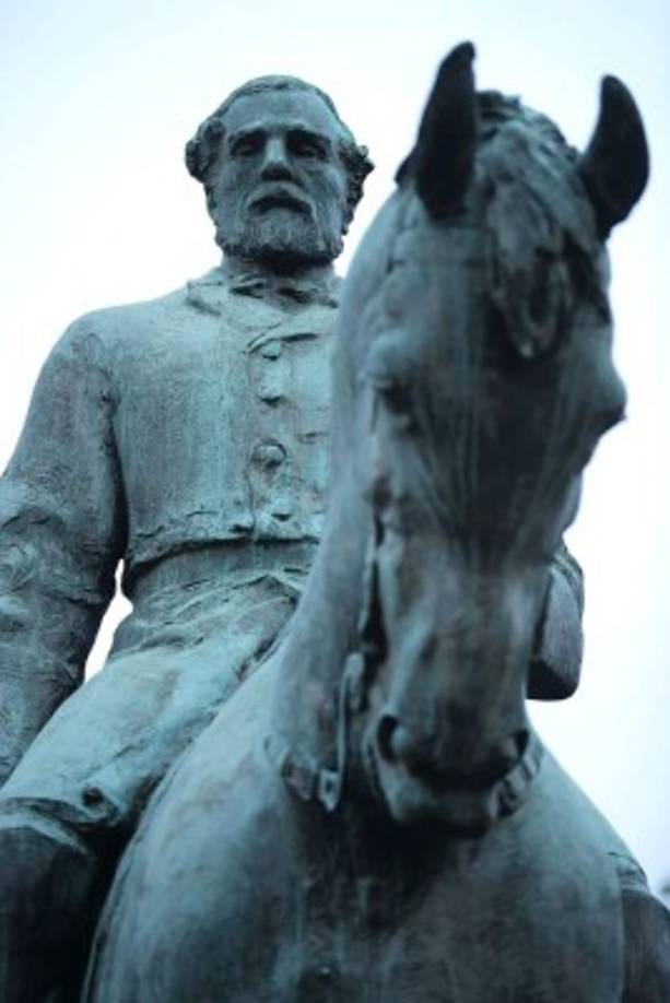 Una de las causas de los enfrentamientos se relaciona con el pretendido retiro de una estatua del general confederado Robert E. Lee, de un parque de Charlottesville.