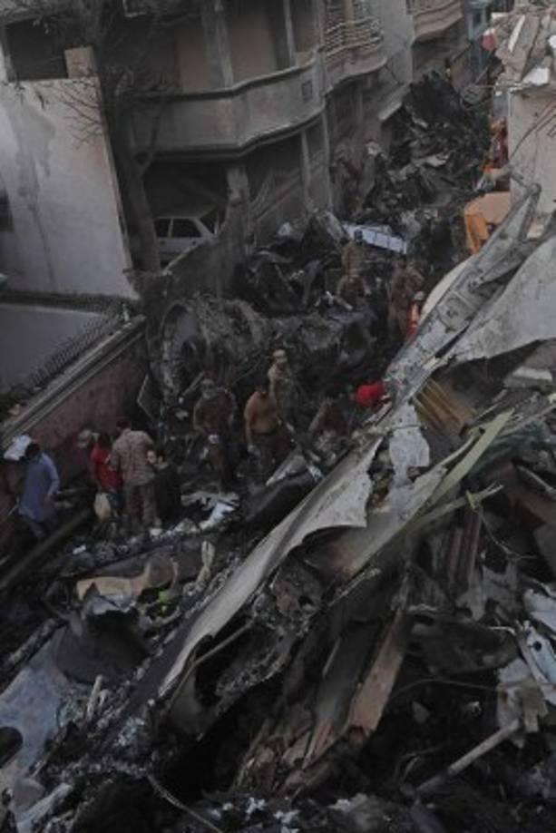 'Se estrelló cerca del aeropuerto de Karachi. Estaba a un minuto del aeropuerto y cayó en una zona residencial', dijo a Efe un portavoz de la Autoridad de Aviación Civil de Pakistán, Abdul Sattar.