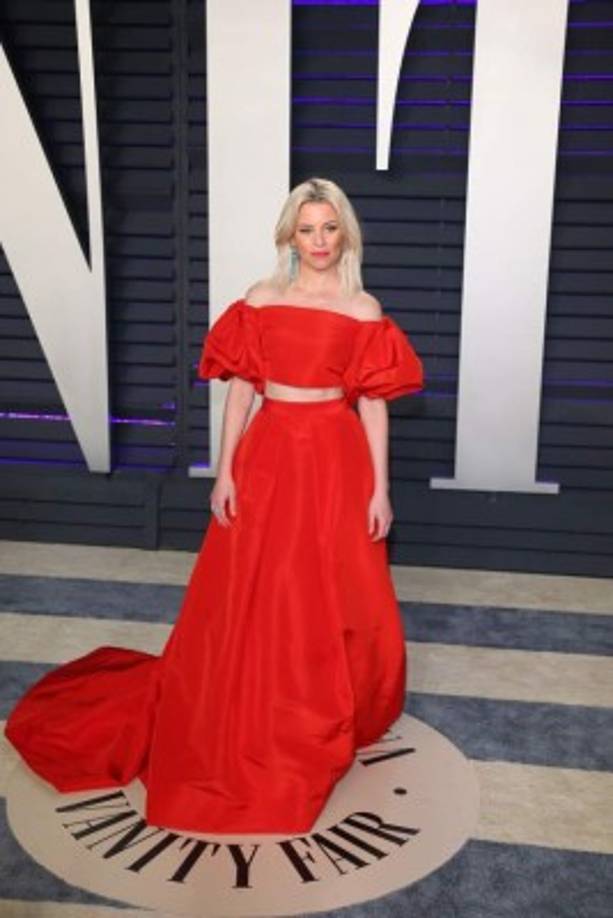 Elizabeth Banks lució despampanante con un dramático atuendo rojo.
