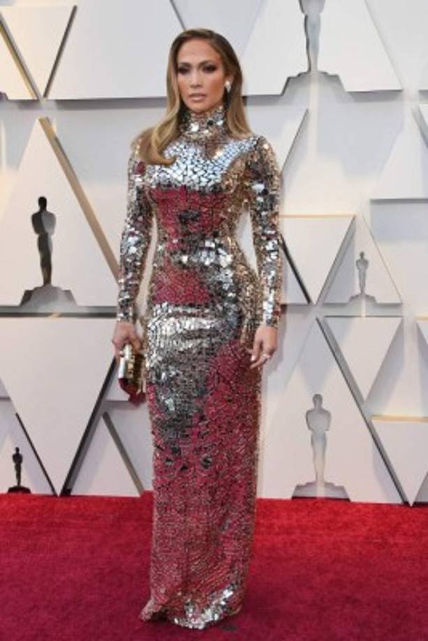 Jennifer López se llevó todas las miradas en la alfombra roja con un ajustado vestido metálico de Tom Ford.