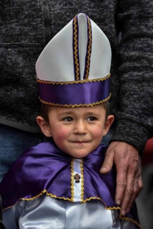 Unas 700.000 personas salieron a saludar al Papa tras su llegada a la capital colombiana, a lo largo de los 15 kilómetros que separan el aeropuerto de la nunciatura, donde se alojará.