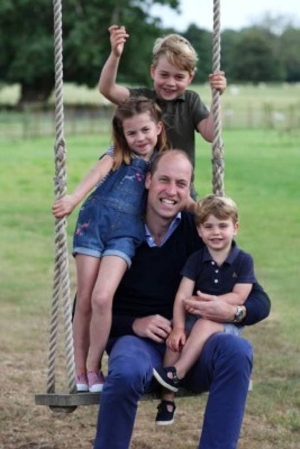 Una fotografía publicada por el Palacio de Kensington el 20 de junio de 2020, tomada por la británica Catherine, duquesa de Cambridge y tomada en junio de 2020 en Norfolk, al este de Inglaterra, muestra al príncipe William, duque de Cambridge de Gran Bretaña con sus hijos, el príncipe George, la princesa Charlotte y el príncipe Louis, en una fotografía publicada para conmemorar el cumpleaños número 38 de William y el día del padre el 21 de junio.