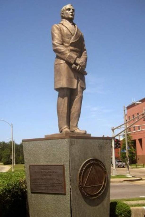 Estatua de Morazán esculpida en bronce y obsequiada a la ciudad de Nueva Orleans por los gobierno de Honduras y El Salvador.
