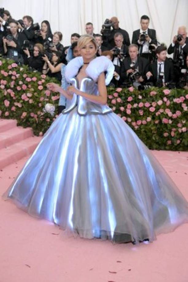 Zendaya se convirtió en la cenicienta con este diseño de Tommy Hilfiger.