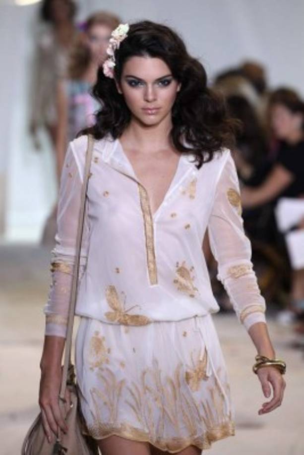 En esta ocasión le ha tocado vestir con un vaporoso vestido blanco de tul transparente y con delicados bordados dorados.