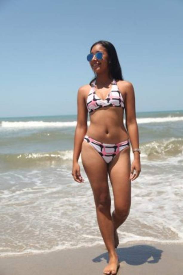 Chicas de todas las edades vistieron bañadores coloridos de una o dos piezas.