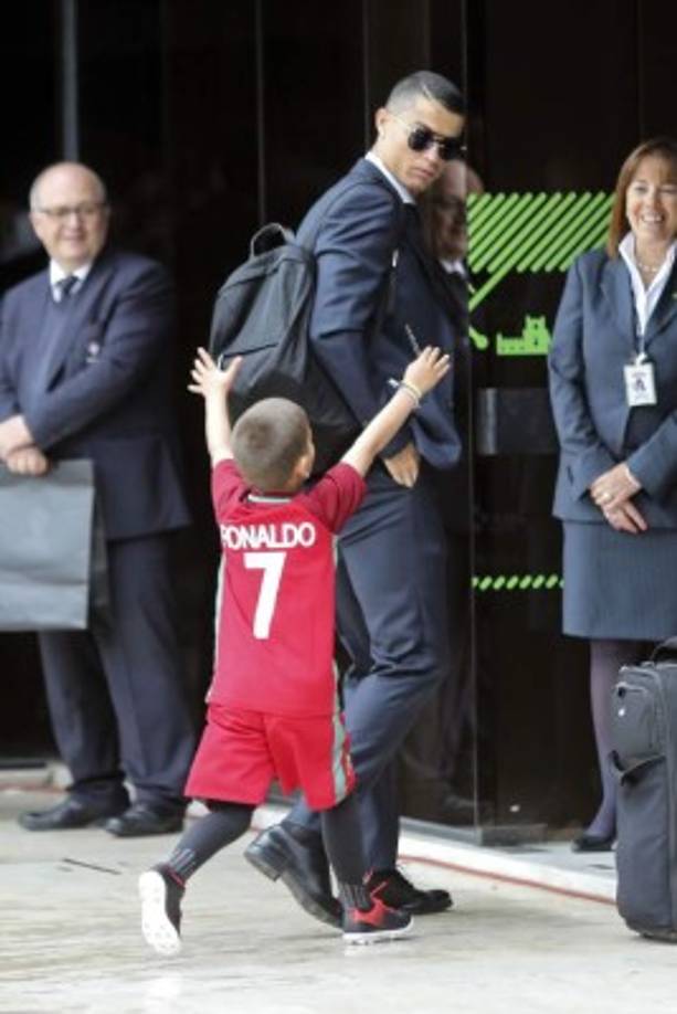 Cristiano Ronaldo se percató del niño aficionado de la selección portuguesa con el número suyo en la espalda. Foto EFE