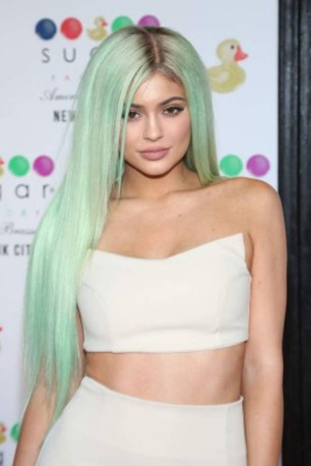 Kylie Jenner le dijo adiós a su caballera negra para 'copiar' a sus hermanas y sumarse al club de las rubias. Ahora como que le gusta el verde menta.