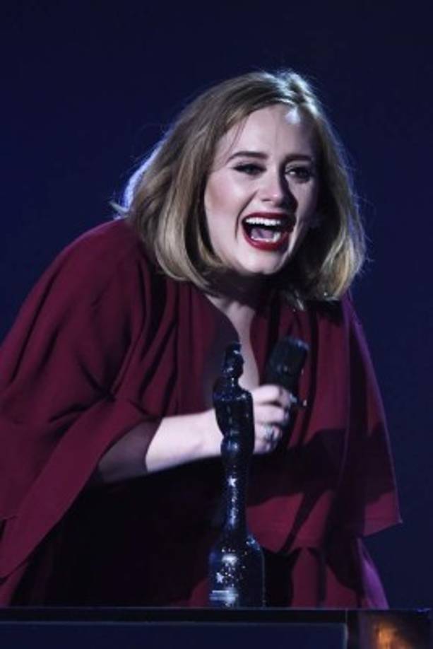 Adele también ganó como mejor canción por 'Hello'.