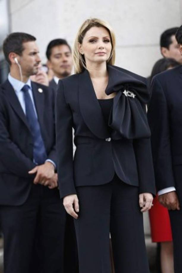 'La Gaviota' tuvo que salir a explicar ante los medios de comunicación el origen de la lujosa casa en Las Lomas de Chapultepec, construida y financiada por un empresario beneficiado con contratos millonarios del gobierno federal.