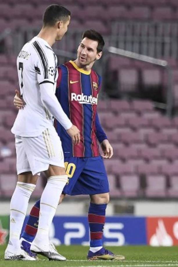 Cristiano Ronaldo y Lionel Messi se saludaron muy amistosamente segundos antes del inicio del partido en el Camp Nou.