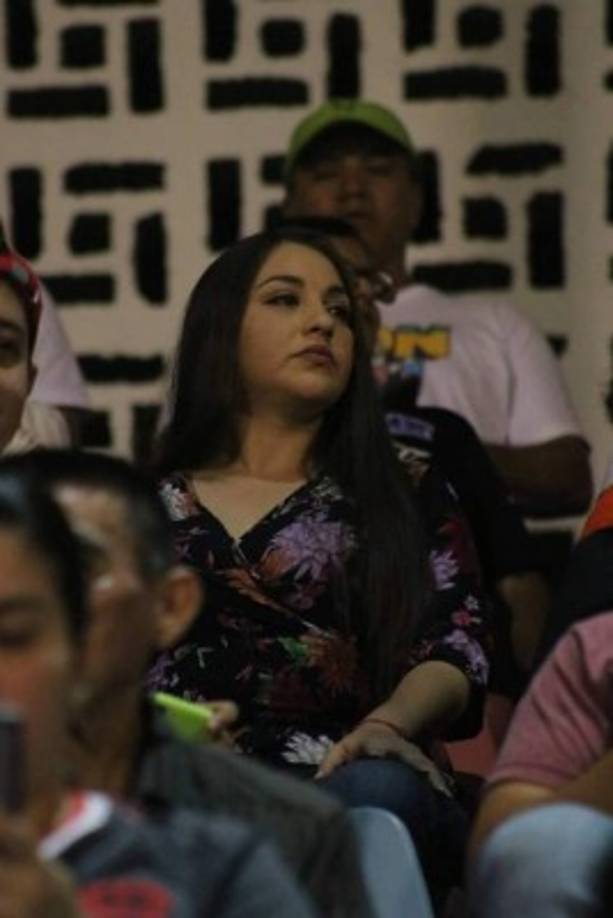 Las bellas chicas no podían faltar y se hicieron presentes para disfrutar del duelo en donde Vida venció al Olimpia.