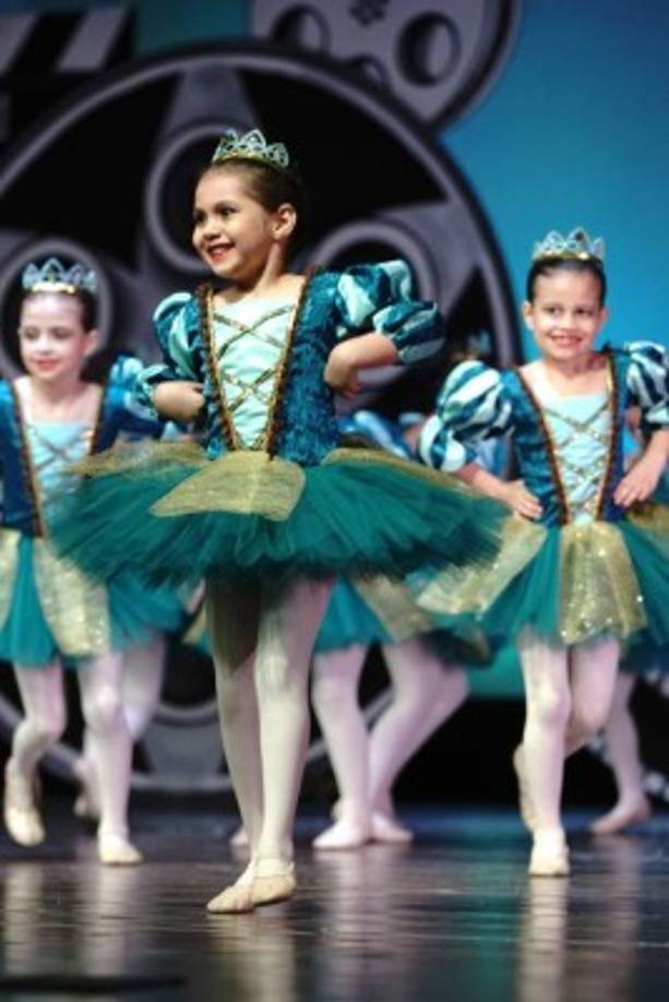 Las pequeñas de primaria interpretando “Valiente”.