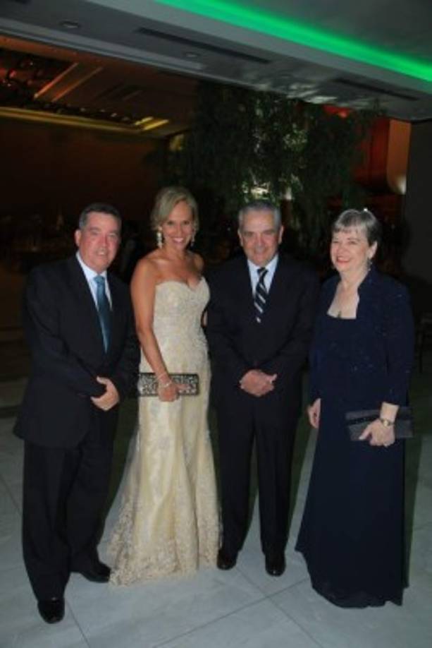 Julio, Carmen, Julio y Mary Suárez.