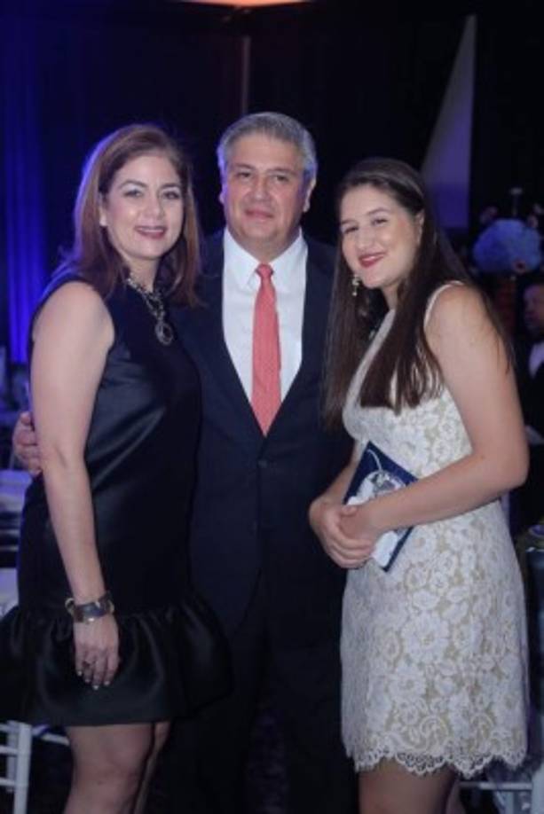 Ruth Marie, Juan Carlos y Amanda Sabillón