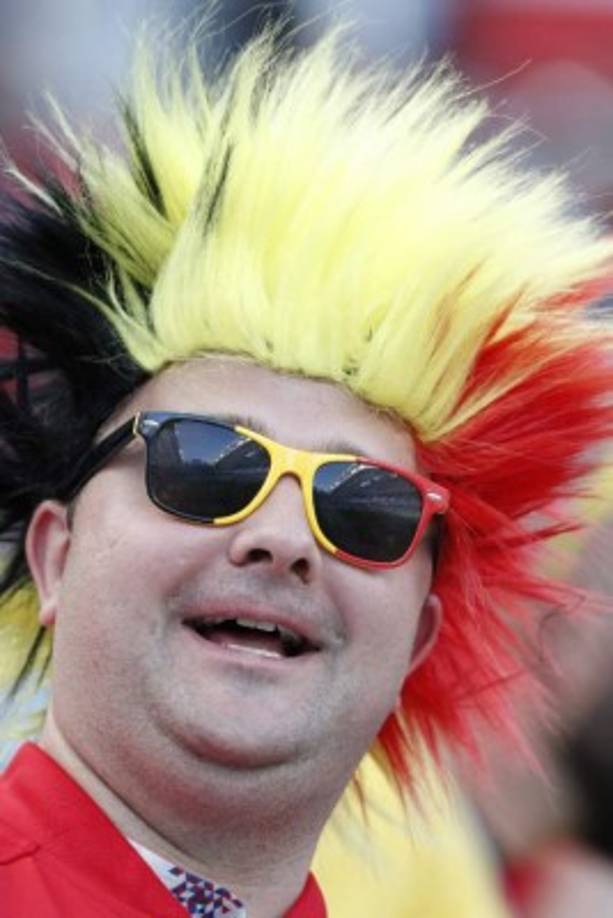 Las pelucas con los colores de la bandera de Bélgica predominaron en el estadio.