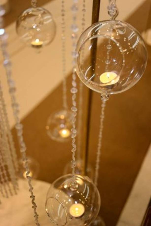 Esferas de cristal y velas iluminaron las torres que engalanaron el pasillo central de la parroquia.