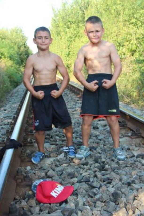 Giuliano muestra orgulloso sus músculos.