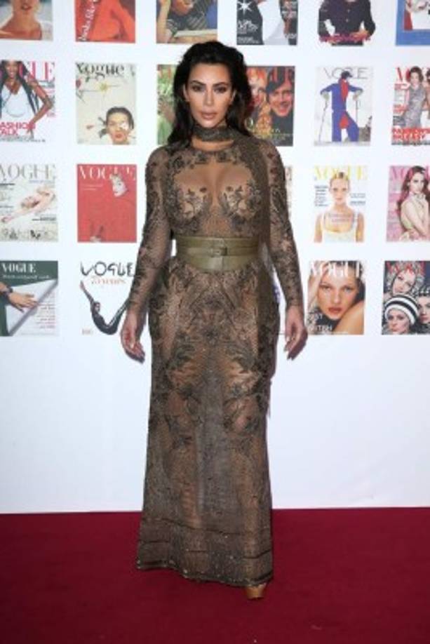 Kanye West también lució muy elegante junto a su mujer.