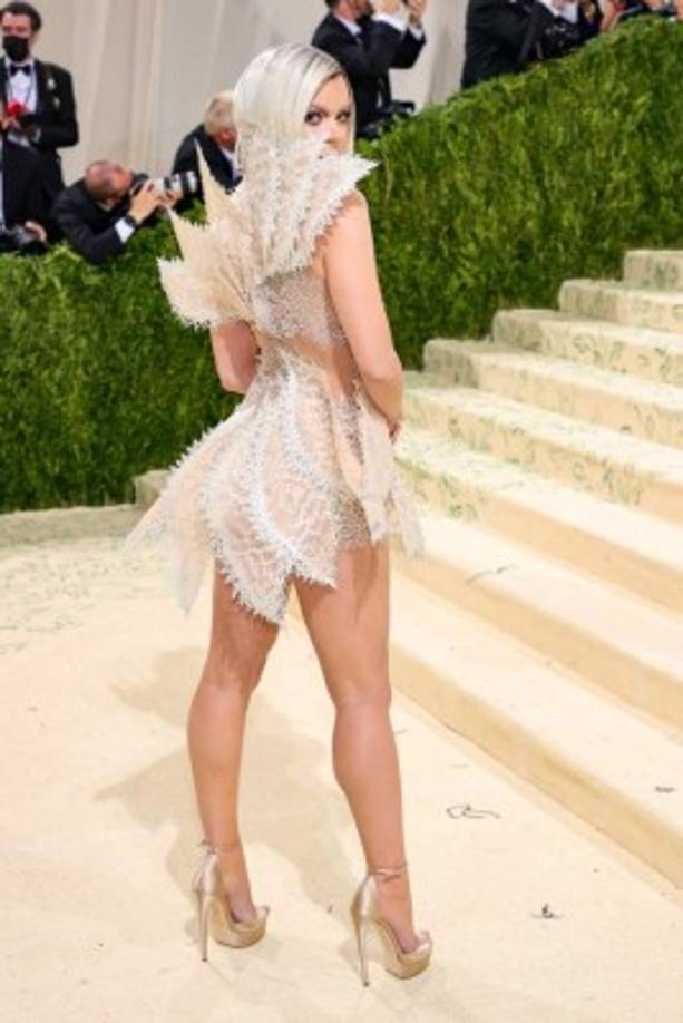 Por otra parte, anoche era un momento muy importante para ella porque marcaba su décima asistencia a la noche más importante de la industria de la moda.