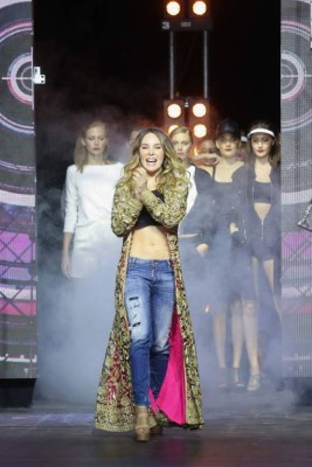 Belinda salió más bella que nunca y sonrió.