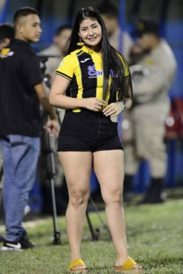 Bella Siloet, pareja del volante Benavídez del Real España, fue una de las chicas que se hizo presente al estadio Morazán.