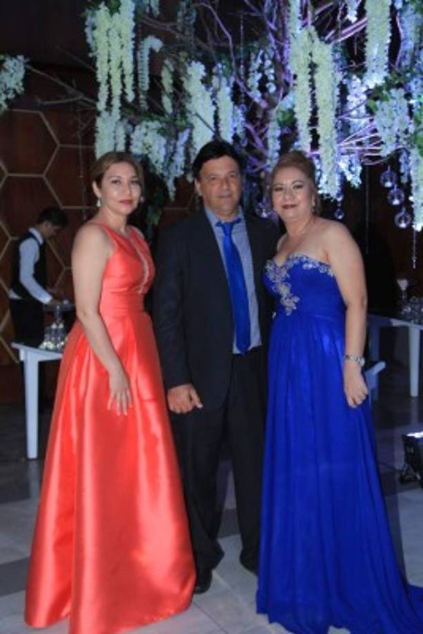 Guadalupe Mejía con Jorge y Esther Rivera.