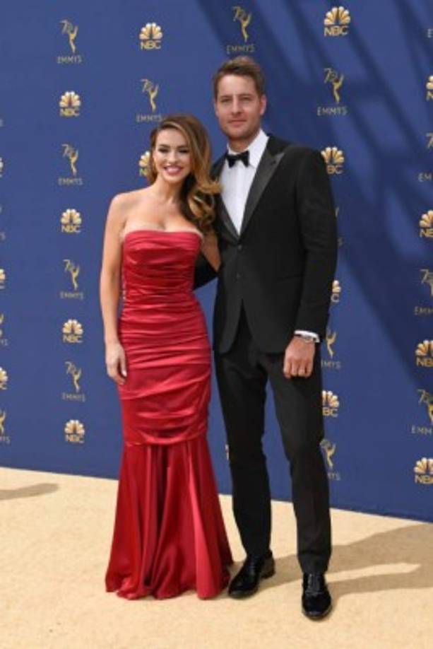 El actor de 'This Is Us' Justin Hartley (d) y su esposa Chrishell Stause.