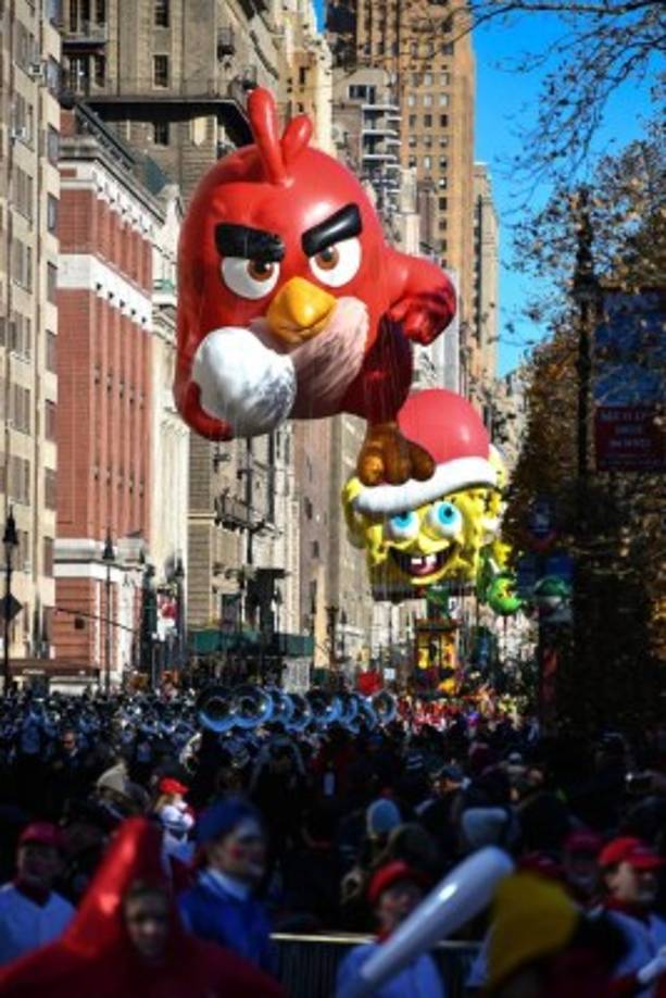 Un Angry Bird flota sobre el colorido desfile.
