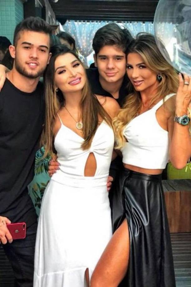 Andrei Bernardi, hijo de Mariane Bernardi y amigo del delantero brasileño, fue el encargado de presentar a su madre con el padre de Ney.