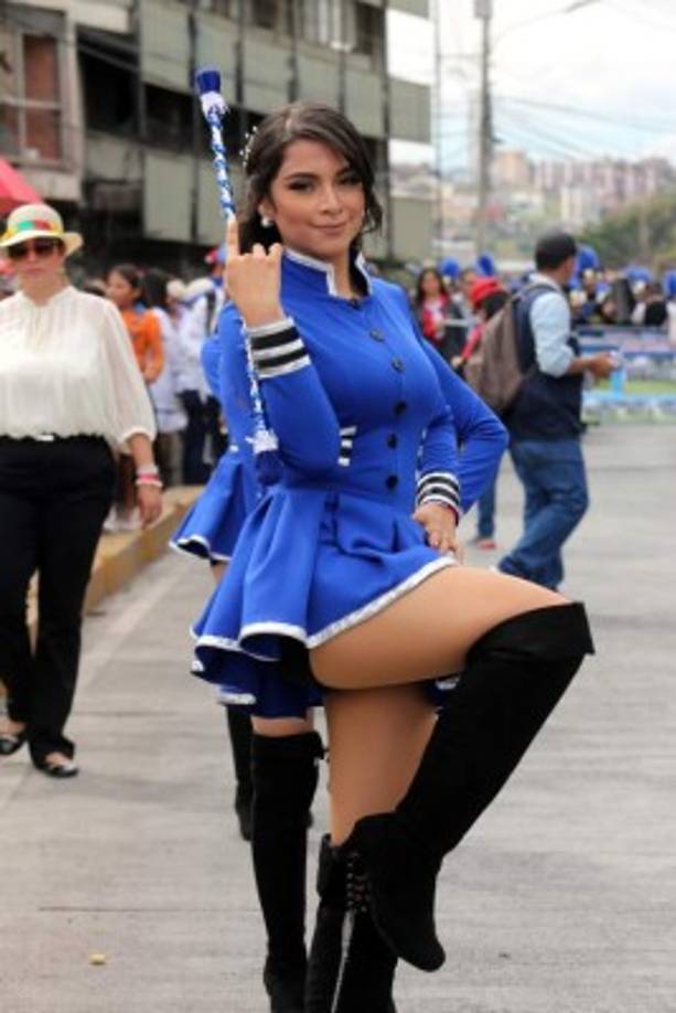 La bella Dessire Espinal desfiló con el pelotón del instituto Cybernet de Tegucigalpa.