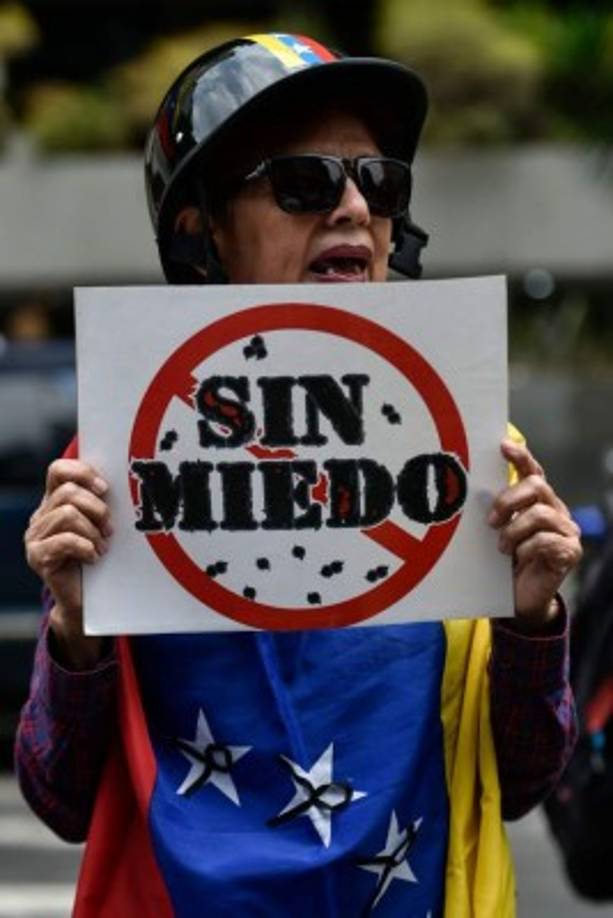 No obstante la crisis política y económica, el oficialismo convocó una movilización en Caracas en 'defensa' de la soberanía, la democracia y de las 'conquistas' laborales, mientras el antichavismo instaba a sus seguidores a denunciar la grave situación económica, expresar su descontento y repudiar la 'farsa electoral'.