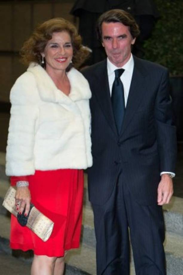 La exprimera dama de España lució un vestido rojo con un escote en v.