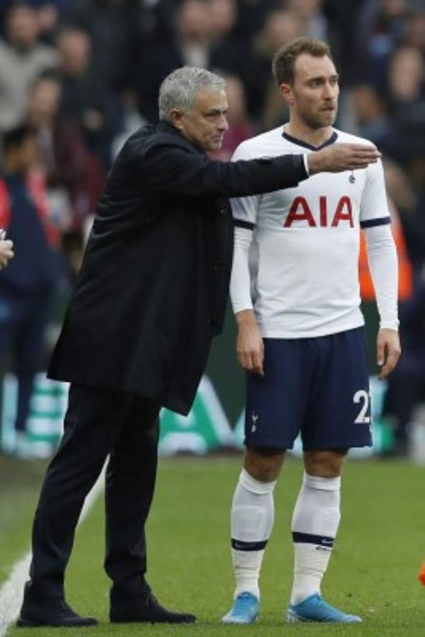 Mourinho habló con Christian Eriksen antes de mandarlo al campo en el segundo tiempo.
