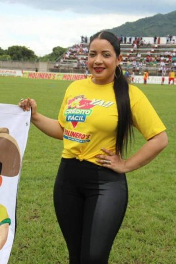 Una guapa edecán en la cancha del estadio Francisco Martínez Durón de Tocoa.