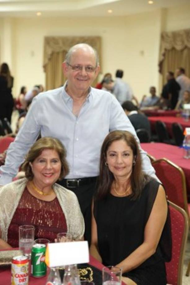 Roberto Nasser con Cinthya Nasser y Nidia Córdoba.