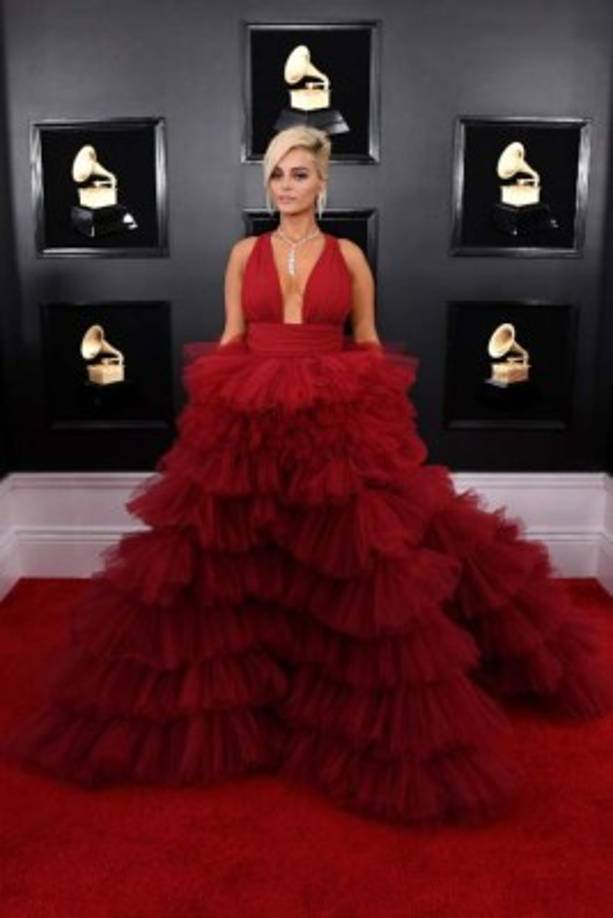 Bebe Rexha desfiló por la alfombra roja luciendo un diseño rojo, escotado, de Moonsori con una cascada de volantes en la falda. La cantante, a la que varios diseñadores se negaron a vestir por sus curvas grandes, lució espectacular.